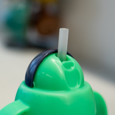 Bình Tập Uống Nước Có Ống Hút Đáy Nặng Kháng Khuẩn Chống Tràn Cho Bé Tommee Tippee Superstar 300ml, Từ 6 Tháng - Xanh Lá