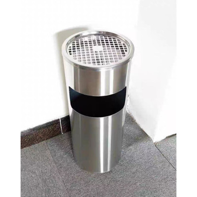 Thùng Rác Inox Có Gạt Tàn Hình Trụ Tròn Bên Trên Có Gạt Tàn Bên Trong Có Thùng Đựng Rác Bằng Tôn Hoa GEV35A