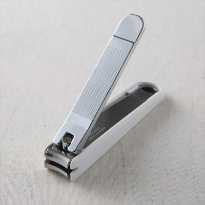 Bấm Móng Tay Inox Hoa Văn Cỡ Vừa Kai Razor 000HC3601 (Màu Trắng)