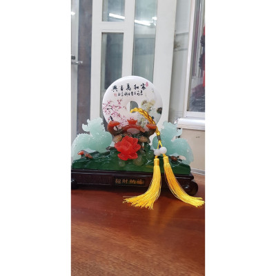 Tượng Đồng Tiền ngọc bội Trắng Tài Lộc Đẹp Size Nhỏ Vừa Dài 28cm x Cao 24cm x Sâu 9cm có Hình Cặp Chim Cong Hoa Đào đẹp Tài Lộc bên Cặp Tỳ Hưu Xanh Ngọc nhẹ đẹp sang Hút Tài Lộc có Như Ý thỏi vàng đế gỗ hoa đẹp quá biểu tượng sự cao quý ạ