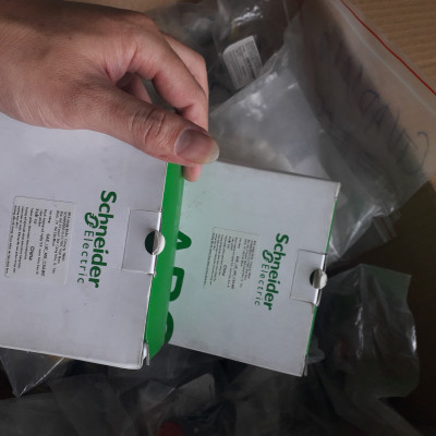 Hàng chính hãng - SAE-UE-MS-CSAWE Schneider Cảm biến chuyển động hồng ngoại