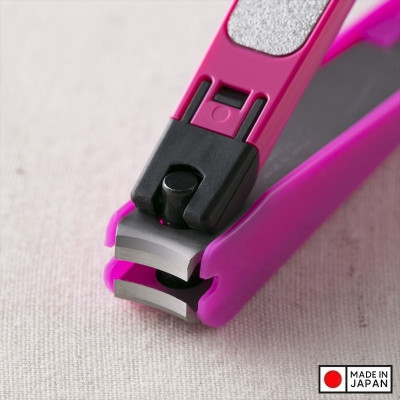 Bấm móng tay cao cấp Kai size S, phần bọc nhựa được thiết kế dùng để làm nơi chứa móng tay trong khi cắt, bấm tránh rơi lung tung - nội địa Nhật Bản 