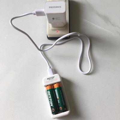 Bộ sạc pin 2 cổng Beston C8001 Sạc được 2 loại pin AA/AAA 1.2V dùng cho micro không dây, đồ chơi, đồng hồ, điều khiển