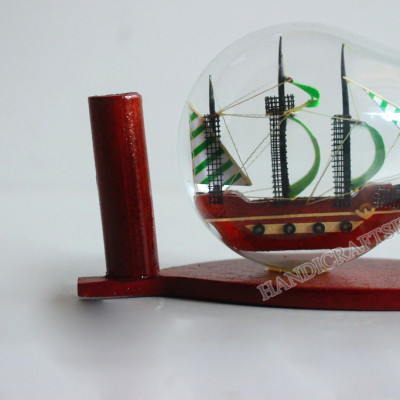 Thuyền buồm bằng gỗ trong bóng đèn (thuyền Galleon xanh lá)