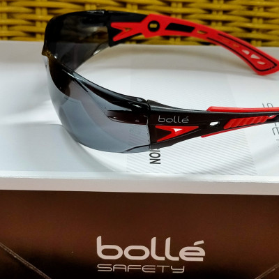 KÍNH BẢO HỘ BOLLÉ RUSH PLUS TRÒNG TRONG HOẶC XÁM KHÓI, Lớp phủ Platinum chống xước và sương mù, Bảo vệ 99,9% tia UVA / UVB