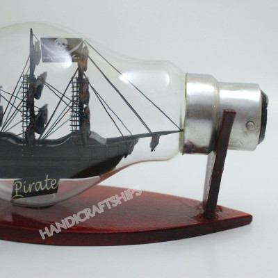 Thuyền trong bóng đèn (thuyền cướp biển 13cm)