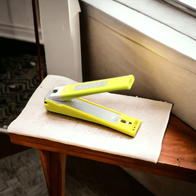 Bấm Móng Tay Inox Thân Nhựa Cỡ Trung Tybe W001 Kai Razor 39262 - KE0110 (Màu Xanh)