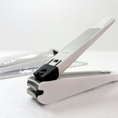 Bấm móng tay cao cấp Kai size M màu trắng, lưỡi làm từ hợp kim thép cao cấp - nội địa Nhật Bản