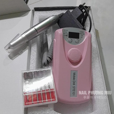 Máy Mài Móng Tích Điện STE-101 Màu Đen, Hồng Tặng Kèm 6 Đầu Mài Làm Nail Siêu Êm, Màn Hình LED, Nút Xoay Drill STE101 Pin Khỏe Đến 10h, Tốc Độ Cao