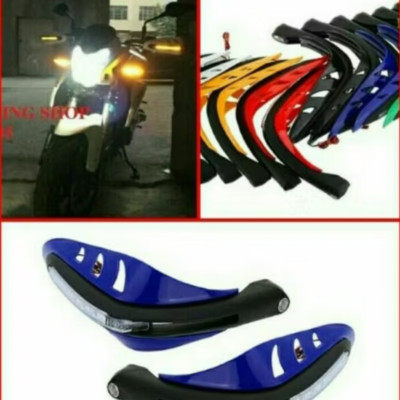 BỘ 2 CÁI ĐẦU GÙ CHỐNG ĐỔ BẢO VỆ TAY LÁI XE HƠI CÓ ĐÈN LED XIN NHAN TRANG TRÍ CỰC ĐẸP