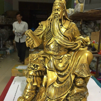 Tượng Quan công cầm sách size lớn CTQ2 22.2 x 17 x 28.7cm mạ vàng hoặc màu xanh lựa chọn