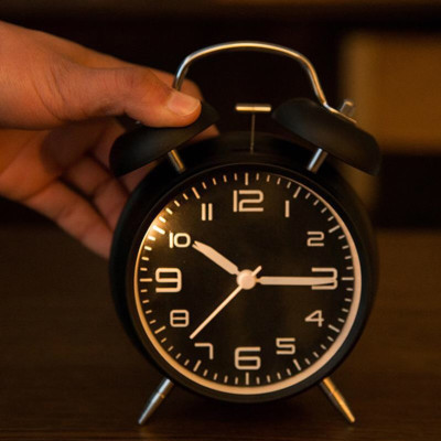 Đồng hồ báo thức 2 quả chuông kèm đèn kiểu cổ điển để bàn tiện lợi