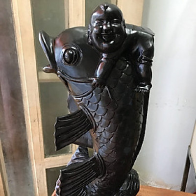 Tượng Gỗ Mỹ Nghệ Cá Chép Há Miệng To hút Tài Lộc cõng em bé cười quá dễ thương trên lưng Gỗ gõ màu đen huyền Size Size cao 50cm x ngang 20cm x sâu 15cm Anh Chị trưng trang trí trên bàn nhà, công ty đẹp ạ