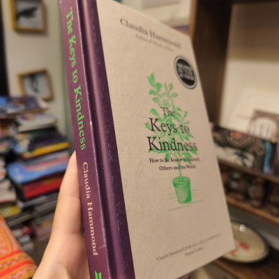 Sách - The Keys to Kindness by Claudia Hammond | Nonfiction English Self-help Book | Sách ngoại văn