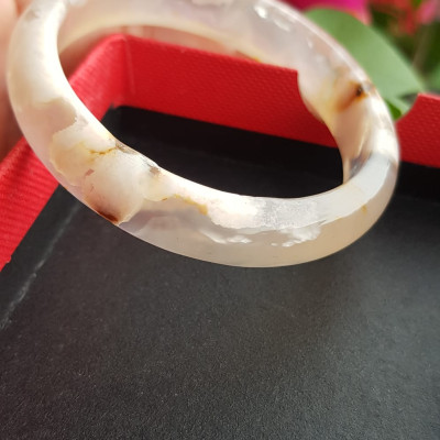 Vòng tay phong thuỷ Nữ Bản Hẹ Đá Mã Não trắng vàng nhẹ bông hoa bóng đẹp Vòng tay Nữ Ni 48mm x Cao 11mm x dầy 6mm Nữ tay nhỏ cân nặng 30kg - 45kg đeo đẹp ạ