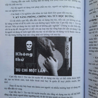 Sách Tài Liệu Tuyên Truyền Về Công Tác Giáo Dục An Toàn Giao Thông, Phòng Chống Tệ Nạn MaTúy Và Bạo Lực Học Đường Trong Nhà Trường - V2527T