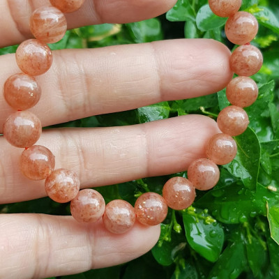 Vòng tay nữ đá mặt trời Sunstone Size 8li hay 8mm đẹp quyến rũ sang trọng đem lại sự tự tin Nổi bật bởi tông màu hồng cam nhẹ nhàng lấp lánh của đá mặt trời Sunstone tượng trưng cho thần mặt trời đẹp Đá Sunstone phù hợp với người mệnh Thổ và mệnh Hỏa ạ