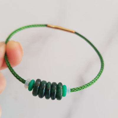 Vòng tay phong thủy nữ charm kiểu 5 đồng tiền Xanh Đậm dây xanh may mắn  Đá cẩm thạch tự nhiên xanh đậm đẹp phối dây màu xan có khoen chắc chắn  Hợp nữ mệnh thủy mộc hỏa ạ