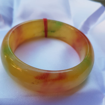 Vòng Tay Bản Hẹ Vàng Đỏ tươi bóng đẹp Size 59mm x cao 19mm x dầy 9mm  Chất liệu đá cẩm thạch  Hợp Nam Nữ mệnh Thổ mệnh Kim 60kg - 68kg đeo đẹp ạ