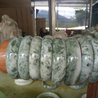 Vòng tay cẩm thạch ngọc serpentione ngọc của việt nam nhiều size cao từ 1.5 đến 2.5cm màu xanh lá cây đậm size 5.6cm