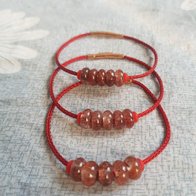 Vòng Tay 5 đồng tiền may mắn kiểu  đá thạch anh tóc đỏ tự nhiên dây đỏ tài lộc  nữ mệnh hỏa mệnh thổ đeo xinh đẹp ạ