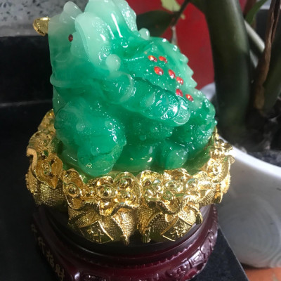 Tượng Cóc Thiềm Thừ Xanh Ngọc Sáng Đẹp Ngậm Tiền Trên Hủ Tiền Thỏi Vàng Đế Gỗ Xoay Size Cao 17cm đk 14cm hợp mệnh mộc mệnh hỏa anh chị để bàn làm việc hay bàn thờ thần tài ạ