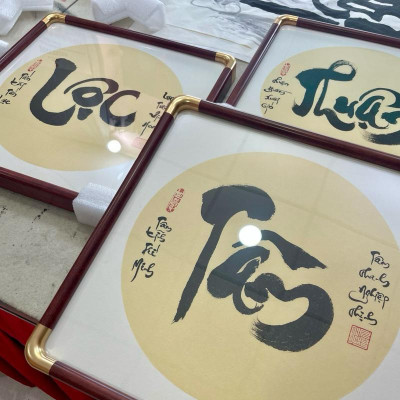 Tranh thư pháp viết vẽ tay đóng khung gỗ trang trọng thẩm mỹ 35x35cm