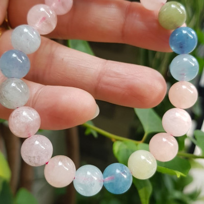 Chiếc Vòng Beryl đa sắc màu tự nhiên hạt size 9mm màu sáng bóng thiệt đẹp rẻ ạ