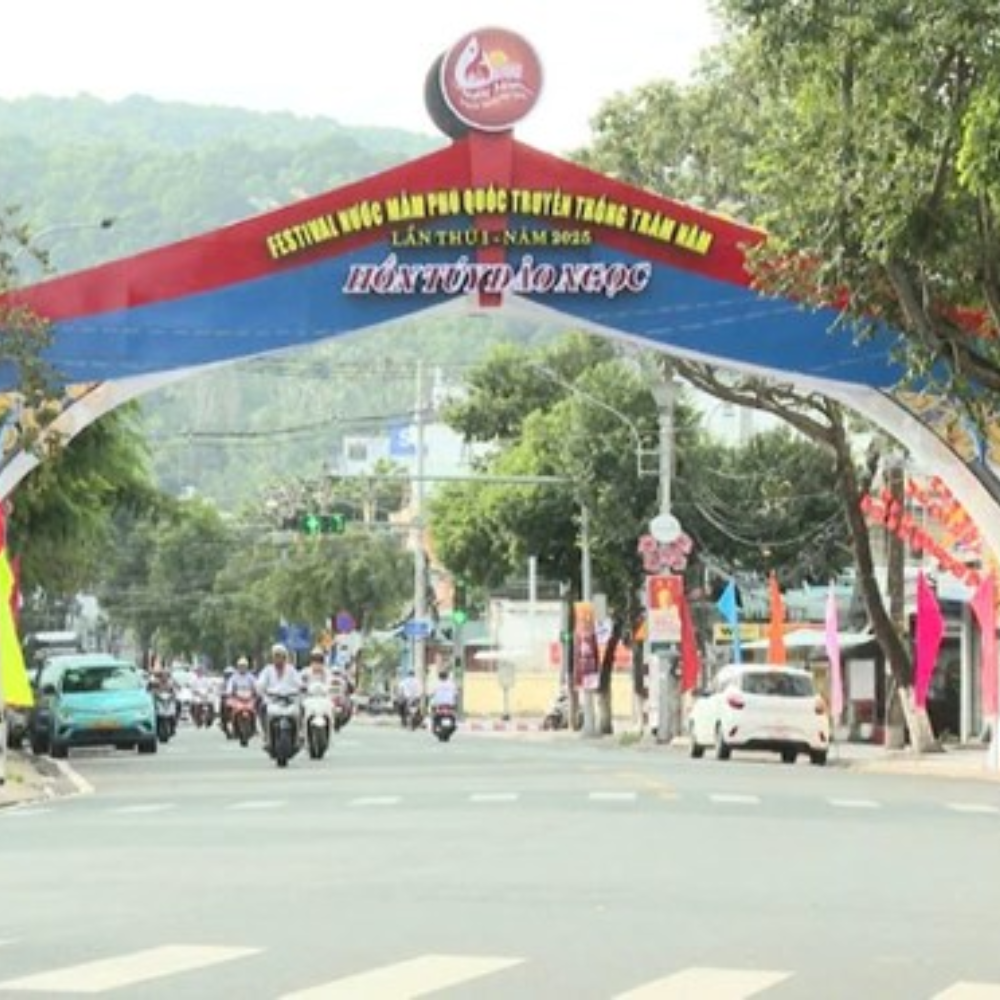 Phú Quốc Nhộn Nhịp Cờ Hoa, Sẵn Sàng Đón Khách Dự Festival Nước Mắm Truyền Thống Trăm Năm