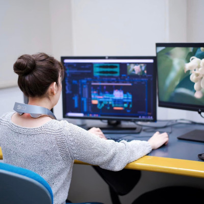 Máy mát-xa Cổ SKG P7-Pro massage xung điện, con xoay vật lý,chườm nóng hồng ngoại, mang đi làm, đi công tác, du lịch tiện lợi giảm stress, đau mỏi