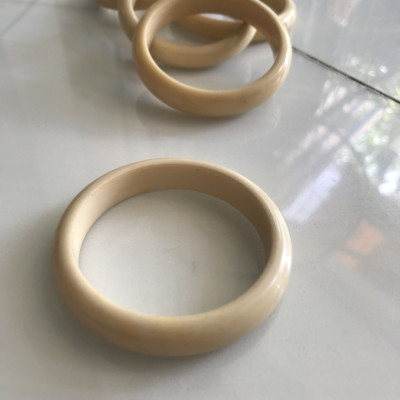 Vòng Tay Nữ Giả Ngà hay gọi là Xương Mỹ Nghệ Bản hẹ màu trắng Ni 53mm Cao 11mm các Chị đeo tay nhỏ 45kg - 53kg đeo ạ