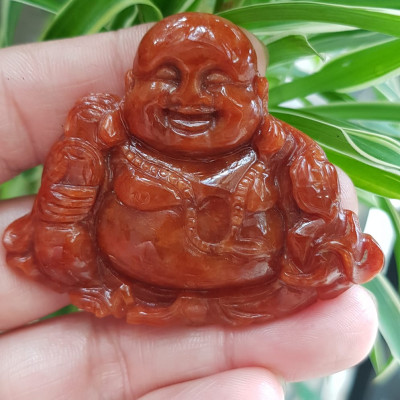 Mặt dây chuyền Nam Phật Di Lặc cười tươi ngồi cầm tiền như ý đá cẩm thạch tự nhiên đỏ huyết đậm sịn đẹp size Ngang 56mm cao 47mm dầy 8mm chuẩn hợp các anh mạng hỏa mạng thổ về bọc vàng lên đeo đẹp sang đỏ may mắn tài lộc cả năm ạ