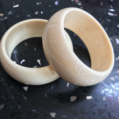 Vòng Nam Mới Giả Ngà hay Xương Mỹ Nghệ Bản Hẹ to Ni 65mm cao 29mm dầy 13mm Nam Tay vừa 62kg - 75kg đeo rẻ đẹp ạ