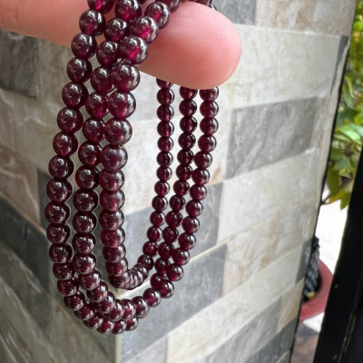 Vòng Tay Chuỗi Nữ Đá Garnet Đỏ Rượu quấn 3 vòng size hạt 4mm các Chị Em Phụ Nữ đeo lên tay xinh đẹp may mắn ạ