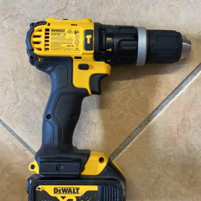 MÁY KHOAN PIN CẦM TAY 18V DEWALT DCD796M1- HÀNG CHÍNH HÃNG