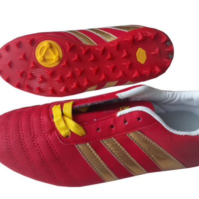 GIÀY ĐÁ BÓNG SÂN CỎ NHÂN TẠO 3 SỌC MÀU ĐỎ