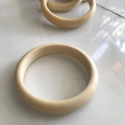 Vòng Tay Nữ Giả Ngà hay gọi là Xương Mỹ Nghệ Bản hẹ màu trắng Ni 53mm Cao 11mm các Chị đeo tay nhỏ 45kg - 53kg đeo ạ