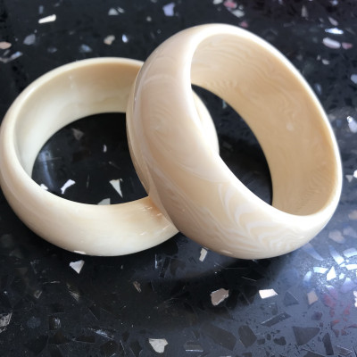 Vòng Nam Mới Giả Ngà hay Xương Mỹ Nghệ Bản Hẹ to Ni 65mm cao 29mm dầy 13mm Nam Tay vừa 62kg - 75kg đeo rẻ đẹp ạ