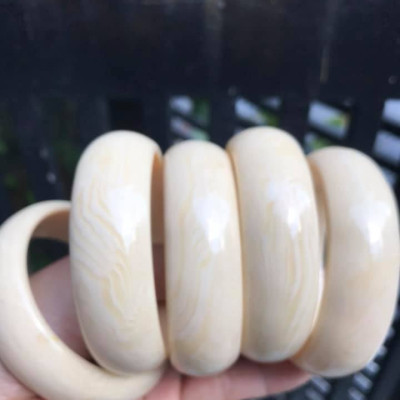 VÒNG TAY NAM GIẢ NGÀ HAY GỌI LÀ XƯƠNG MỸ NGHỆ BẢN VÂN TRƠN  SIZE VÒNG 60mm x cao 20mm x dầy 13mm  NAM 53KG - 60KG ĐEO ĐẸP Ạ