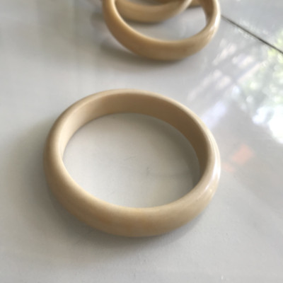 Vòng Tay Nữ Giả Ngà hay gọi là Xương Mỹ Nghệ Bản hẹ màu trắng Ni 53mm Cao 11mm các Chị đeo tay nhỏ 45kg - 53kg đeo ạ