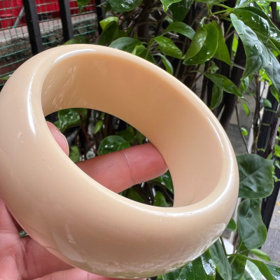 Vòng Tay Nam Giả Ngà hay gọi là Xương Mỹ Nghệ Bản hẹ Cao Ni Nhỏ 58mm Cao 31mm Dầy 11mm các anh tay nhỏ 50kg - 58kg đeo đẹp ạ