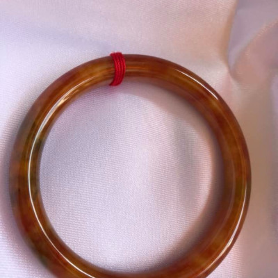 CHIẾC VÒNG TAY TỨ QUÝ 52MM MỚI ĐÁ CẨM THẠCH ĐỎ CAM XÍU XÍU XANH BÔNG ĐẬM BÓNG ĐẸP  Size vòng 52mm x cọng 7,0mm HỢP NỮ MỆNH HỎA THỔ CÂN NẶNG 50kg đến 56kg ĐEO Ạ