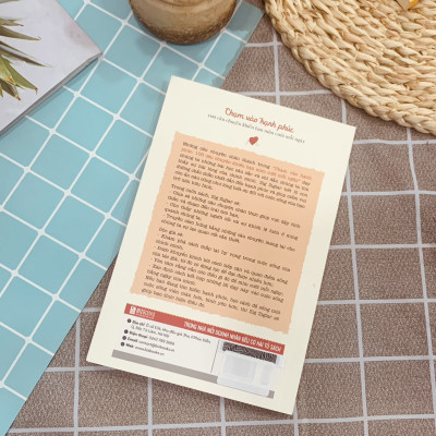 Sách Chạm Vào Hạnh Phúc: 100 Câu Chuyện Khiến Bạn Mỉm Cười Mỗi Ngày