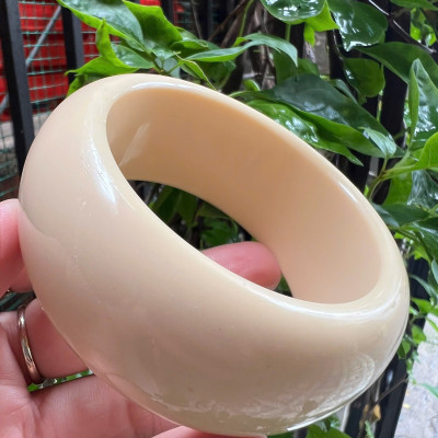 Vòng Tay Nam Giả Ngà hay gọi là Xương Mỹ Nghệ Bản hẹ Cao Ni Nhỏ 58mm Cao 31mm Dầy 11mm các anh tay nhỏ 50kg - 58kg đeo đẹp ạ