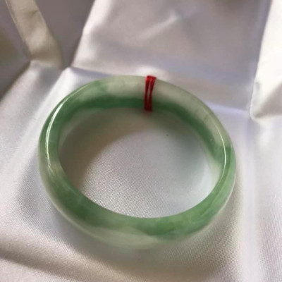 VÒNG BẢN HẸ A SIZE 49 ĐÁ CẨM THẠCH TỰ NHIÊN MÀU XANH LÁ ĐẬM Ở GIỮA LAM TRẮNG ĐỀU VÒNG