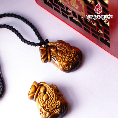 Mặt dây chuyền tỳ hưu ôm túi tiền đá mắt hổ vàng nâu 35x20x8mm mệnh thổ, kim - Ngọc Quý Gemstones