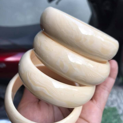 VÒNG TAY NAM GIẢ NGÀ HAY GỌI LÀ XƯƠNG MỸ NGHỆ BẢN VÂN TRƠN  SIZE VÒNG 60mm x cao 20mm x dầy 13mm  NAM 53KG - 60KG ĐEO ĐẸP Ạ