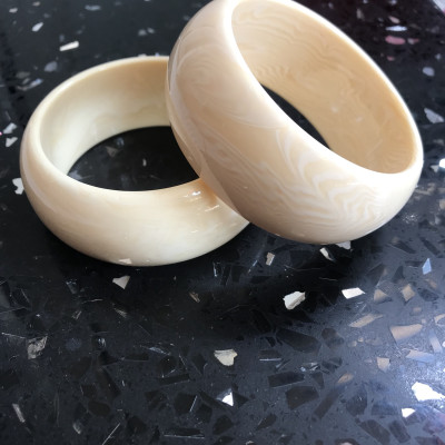 Vòng Nam Mới Giả Ngà hay Xương Mỹ Nghệ Bản Hẹ to Ni 65mm cao 29mm dầy 13mm Nam Tay vừa 62kg - 75kg đeo rẻ đẹp ạ