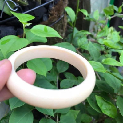 VÒNG TRẮNG NI 54MM x Bản Cao 12mm x Dầy 8mm . VÒNG TAY NỮ ĐEO MÀU TRẮNG GIẢ NGÀ HAY GỌI LÀ XƯƠNG MỸ NGHỆ SIZE 54MM x Bản Cao 12mm x Dầy 8mm NẶNG 50KG - 57KG ĐEO Ạ