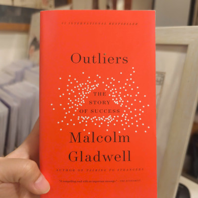 Sách - Outliers: The Story of Success by Malcolm Gladwell - Malcolm Gladwell, bestselling author
